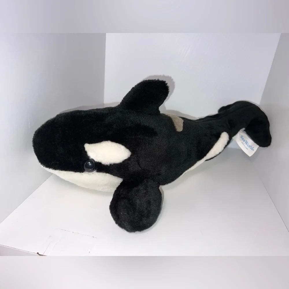 Seaworld ,Shamu the orca whale, 16 inches‎ long 12 inches wide to 6 in wide